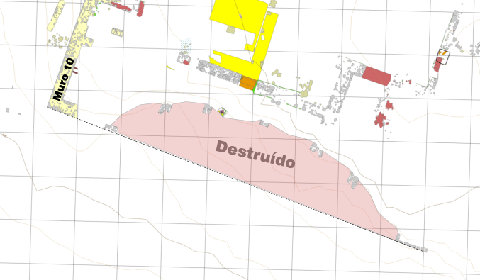 Plano marcando la alineación de los restos del muro 10 con las estructuras conservadas en el talud de la antigua cantera