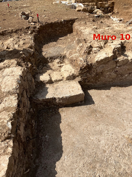 Escalones que comunicaban la estancia septentrional con una zona en el lado interior (oriental) del muro 10